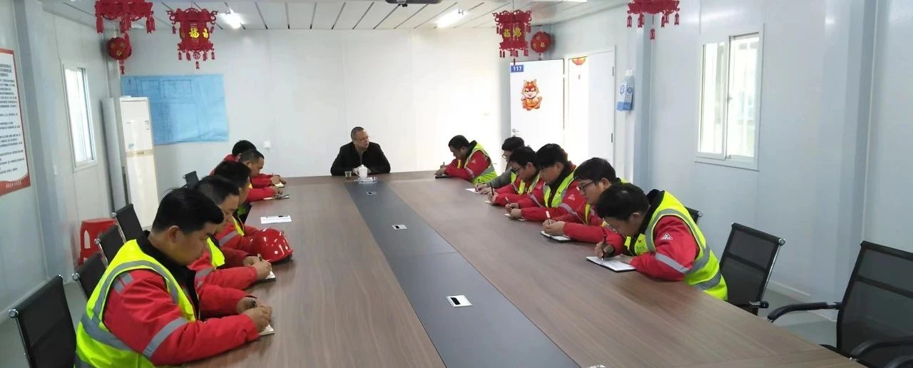 化機(jī)公司黨委書記、董事長、總經(jīng)理?xiàng)钪袧傻椒蕵I(yè)搬遷項(xiàng)目部現(xiàn)場辦公