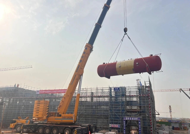 首臺大型設(shè)備“落戶”，氯堿新能源項(xiàng)目吹響工程設(shè)備安裝新號角！(圖1)